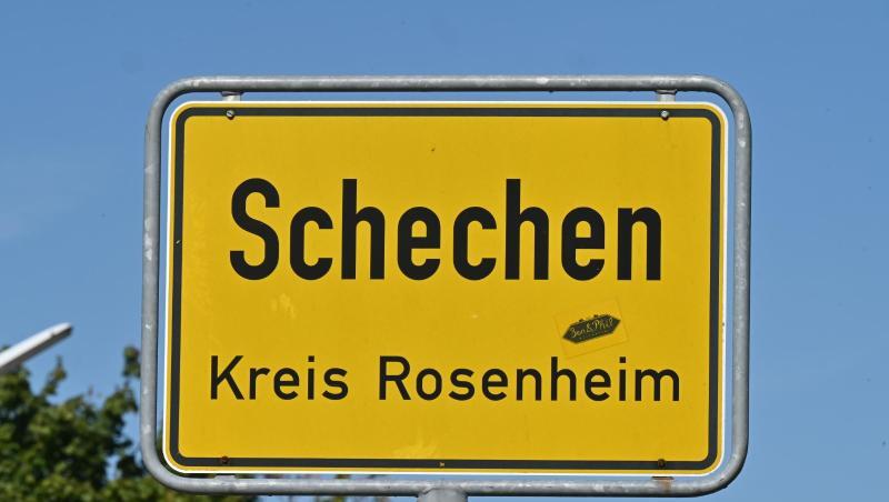 Das Ortsschild von Schechen steht am Ortseingang.