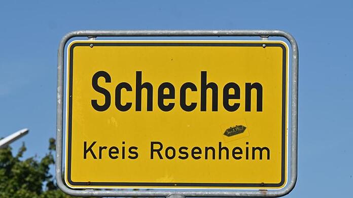 Das Ortsschild von Schechen steht am Ortseingang.