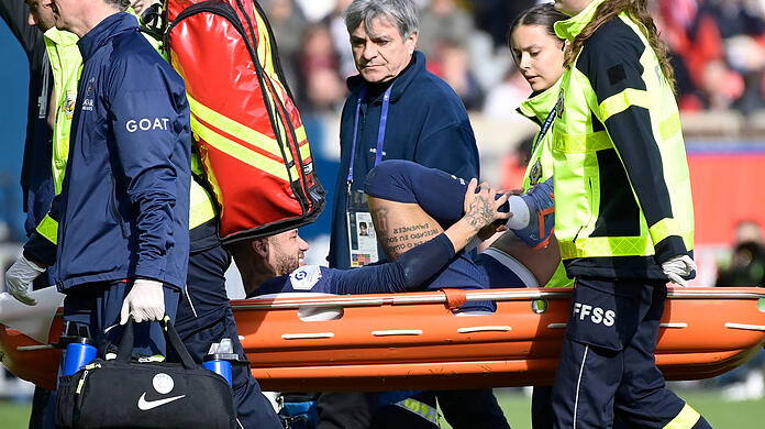 Musste verletzt vom Platz getragen werden: PSG-Star Neymar.