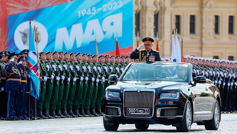 Der russische Verteidigungsminister Sergej Schoigu salutiert vor seinen Soldaten. Der russische Verteidigungsminister Sergej Schoigu salutiert vor seinen Soldaten.