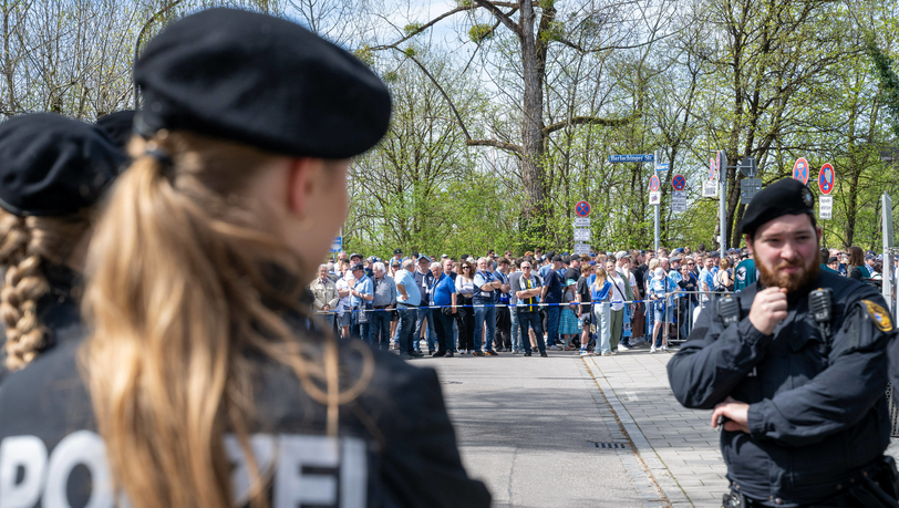 Polizisten regeln die Situation, nachdem der Einlass am Stadion vorerst nicht möglich ist.