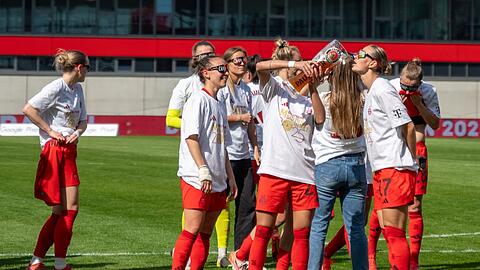 In Meister-Shirts und mit Bier feiern die Bayern-Fußballerinnen den Titel.