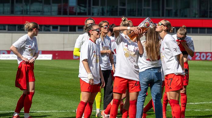 In Meister-Shirts und mit Bier feiern die Bayern-Fußballerinnen den Titel.