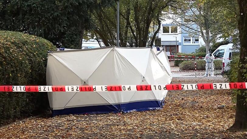 Ein maskierter Mann hat auf eine Frau eingestochen, als sie ihr Wohnhaus in Bremen verließ. Auch ihr Sohn wurde verletzt.