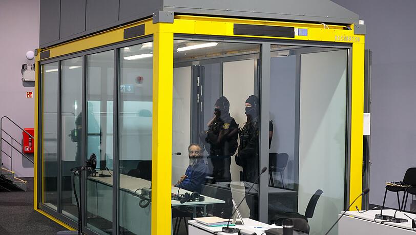 Von Spezialkr&auml;ften der Justiz bewacht sitzt der Angeklagte in einer Glaskabine. (Archivbild)