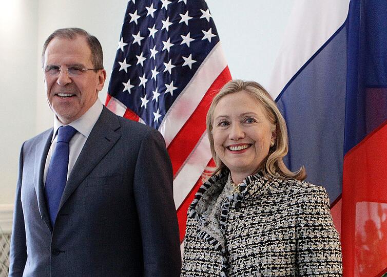 Der russische Außenminister Sergej Lawrow (hier neben Hillary Clinton) schloss eine Zustimmung seines Landes zu einer Syrien-Resolution des UN-Sicherheitsrates nicht aus. Allerdings müsse es Änderungen an dem bisherigen Entwurf geben. Darin werde nur Druck auf die syrische Regierung ausgeübt. Es müsse aber auch dafür gesorgt werden, dass die &bdquo;bewaffneten Gruppen&ldquo; in dem Land die Gewalt beenden.
