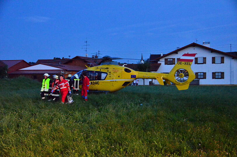 Eine Regionalbahn hat in Massing (Landkreis Rottal-Inn) ein Auto erfasst und in eine Wiese geschleudert. Bei dem Unfall am Montagabend wurden die 55-jährige Autofahrerin und ihre 72-jährige Beifahrerin schwer verletzt, wie die Polizei in Eggenfelden mitteilte. Sehen Sie hier die Bilder von der Unfallstelle.