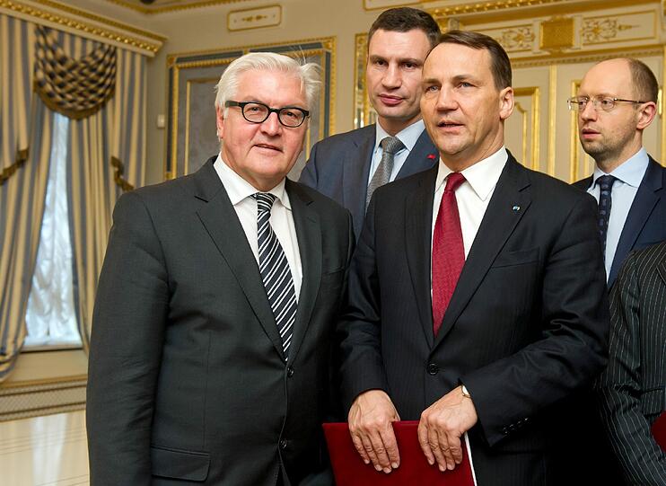 Bundesaußenminister Frank-Walter Steinmeier, Oppositionsführer Vitali Klitschko, der polnische Außenminister Radoslaw Sikorski und Oppositionsführer Arseni Jazenjuk (von links) im Präsidentenpalast in Kiew nach der Unterzeichnung einer vorläufigen Vereinbarung zur Lösung der innenpolitischen Krise.