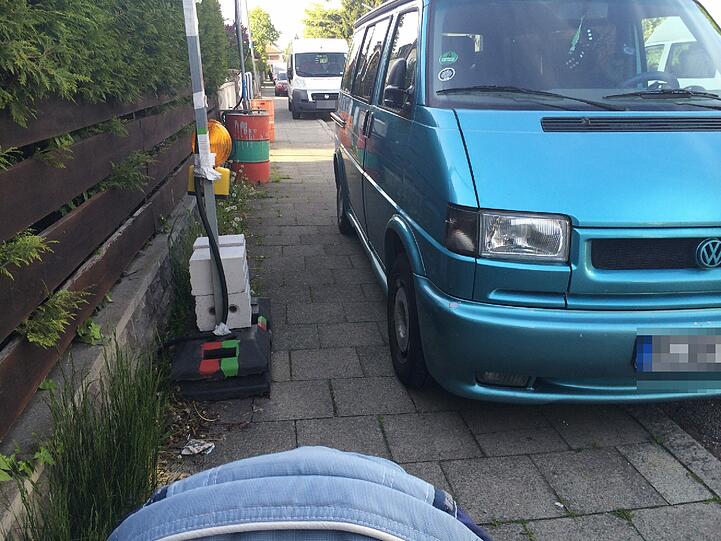 Kein Durchkommen mehr für Kinderwagen, Rollstuhlfahrer oder Rollator! Münchner ärgern sich über die vielen Gehsteigparker. Ein paar Beispiele...