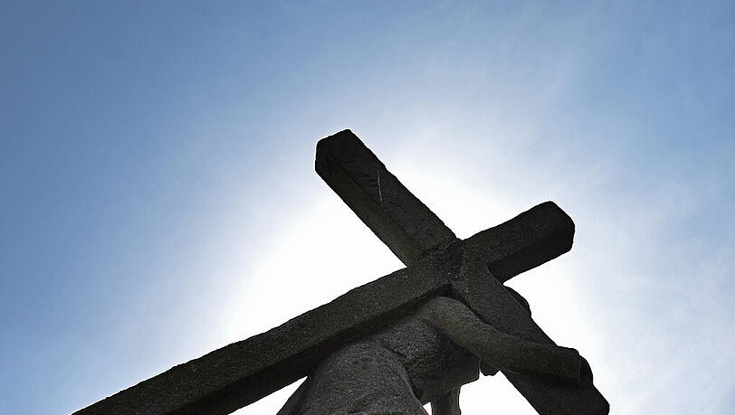 Das Leiden Christi: Ein Mann in Simbabwe wollte wie Jesus 40 Tage und Nächte in der Wüste fasten. Das Leiden Christi: Ein Mann in Simbabwe wollte wie Jesus 40 Tage und Nächte in der Wüste fasten.