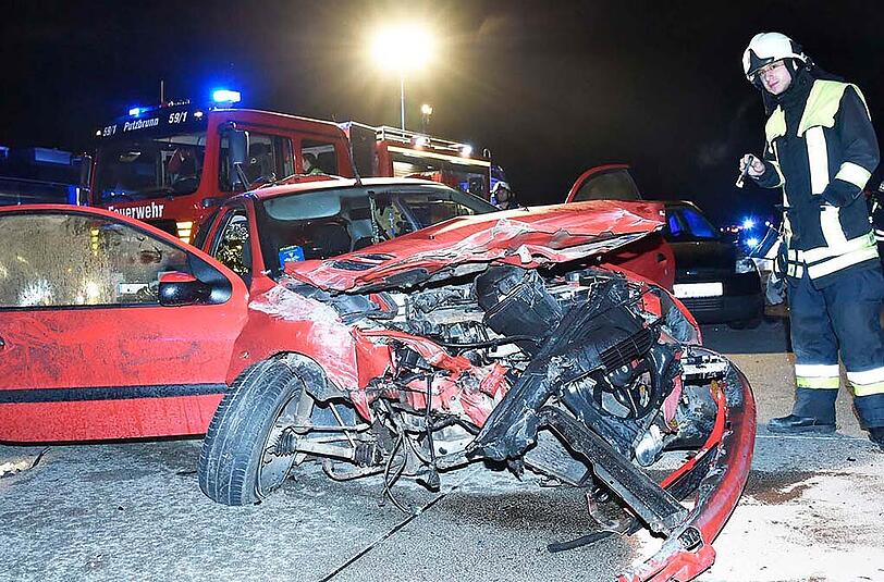 Das Fahrzeug ist vollkommen zerstört: Ein Bild vom schweren Verkehrsunfall auf der A99 bei Hohenbrunn.