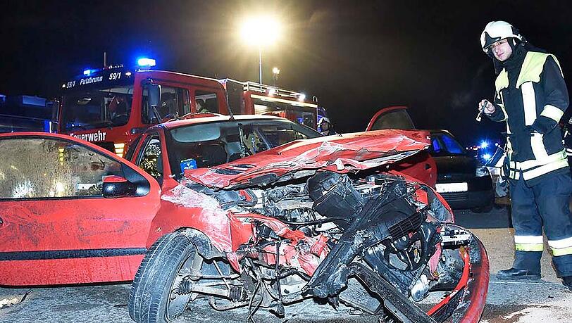 Das Fahrzeug ist vollkommen zerstört: Ein Bild vom schweren Verkehrsunfall auf der A99 bei Hohenbrunn. Das Fahrzeug ist vollkommen zerstört: Ein Bild vom schweren Verkehrsunfall auf der A99 bei Hohenbrunn.