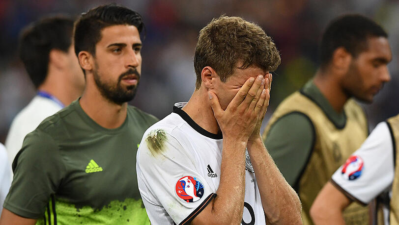 Thomas Müller (r.) und Sami Khedira nach dem EM-Aus gegen Frankreich. Thomas Müller (r.) und Sami Khedira nach dem EM-Aus gegen Frankreich.