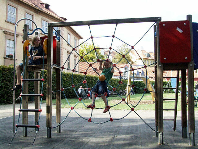 Abwechslung beim Stadtspaziergang bietet der Kinderspielplatz an der Karlsbrücke.