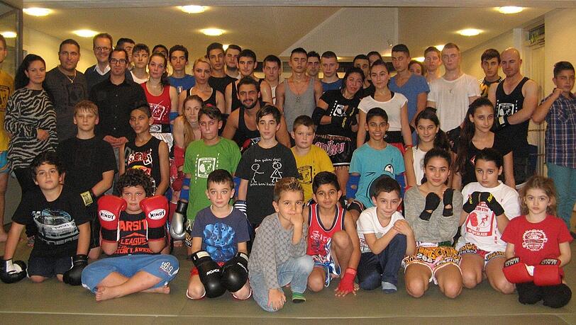 Martin Pilz, Markus Rinderspacher, Ramazan Varisli und die Thaiboxer von Leon Gym. Martin Pilz, Markus Rinderspacher, Ramazan Varisli und die Thaiboxer von Leon Gym.