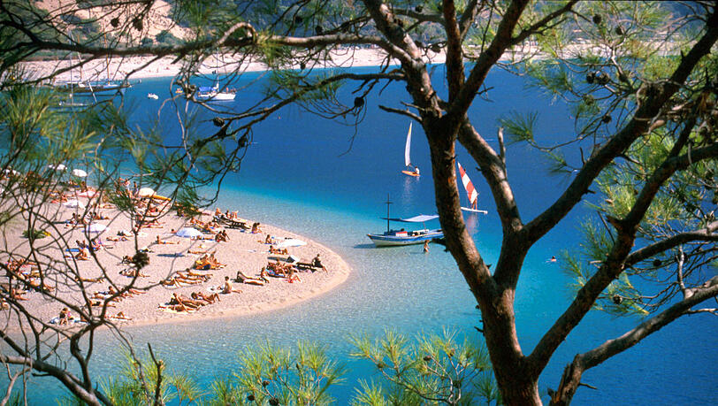 Der Ölüdeniz, berühmtester Strand der Türkei, liegt 16 Kilometer von Fethiye entfernt. Der Ölüdeniz, berühmtester Strand der Türkei, liegt 16 Kilometer von Fethiye entfernt.