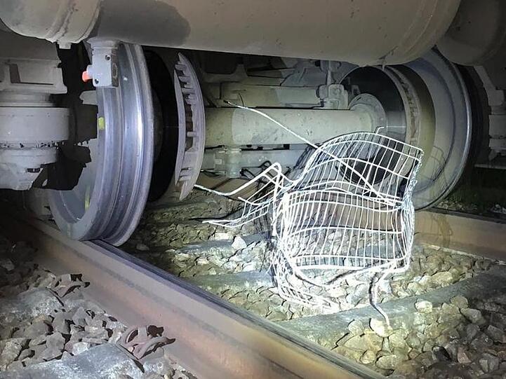 Ein zerstörter Einkaufswagen an der Bahnstrecke 5812 auf den Gleisen zwischen Ittling und Straubing. Foto: -/Bundespolizeiinspektion Passau /dpa
