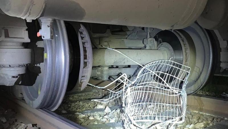 Ein zerstörter Einkaufswagen an der Bahnstrecke 5812 auf den Gleisen zwischen Ittling und Straubing. Foto: -/Bundespolizeiinspektion Passau /dpa