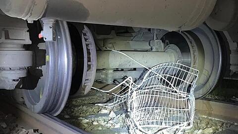 Ein zerstörter Einkaufswagen an der Bahnstrecke 5812 auf den Gleisen zwischen Ittling und Straubing. Foto: -/Bundespolizeiinspektion Passau /dpa