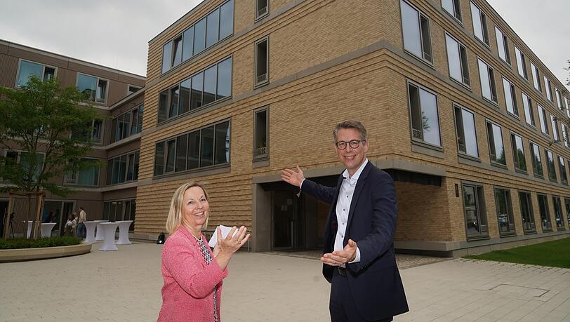 Wissenschaftsminister Markus Blume (CSU) und Ursula Wurzer-Faßnacht, Chefin des Studentenwerks, bei der Besichtigung des Studentenwohnheims in der Chiemgaustraße.