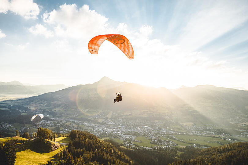 Ein Tandemflug mit dem Paragleiter ist die ideale Möglichkeit, um Ihnen die Gamsstadt – im wahrsten Sinne des Wortes – zu Füßen zu legen.
