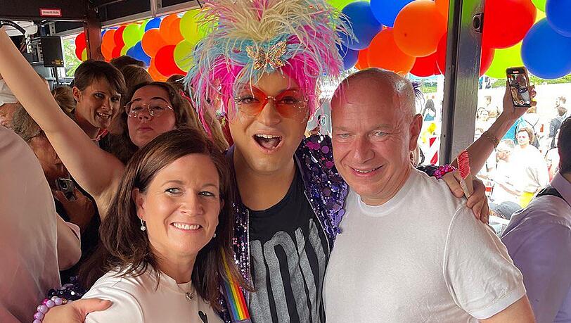 Julian F. M. Stoeckel freute sich beim CSD über den Besuch von Bürgermeister Kai Wegner (re.) und Bildungssenatorin Katharina Günther-Wünsch.