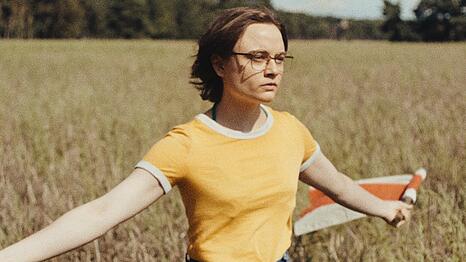 Lena Urzendowsky in "In die Sonne schauen".