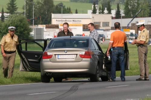 Polizisten sichern die Spuren an dem Streifenwagen ihrer Kollegen.