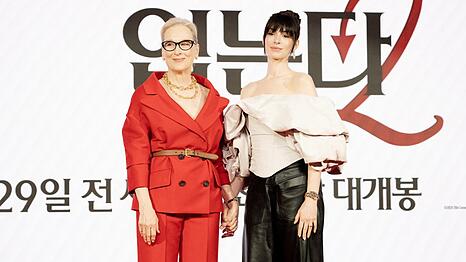Meryl Streep und Anne Hathaway zeigen in Seoul, dass sie ihren "Der Teufel tr&auml;gt Prada"-Figuren modisch in nichts nachstehen.
