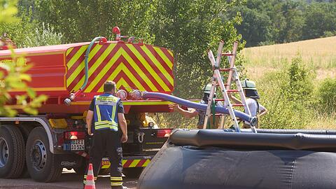 Die Feuerwehr ist mit einem gro&szlig;en Aufgebot bei dem Waldbrand in Rheinland-Pfalz im Einsatz.