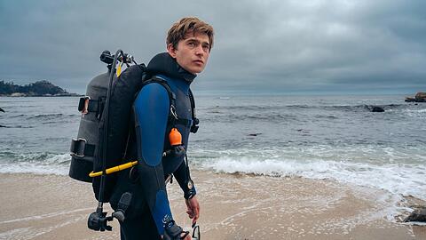 Nachdem es Austin Abrams in "Resident Evil" zuletzt mit gefr&auml;&szlig;igen Zombies zu tun bekam, hat ihn in "Whalefall" nun ein Wal zum Fressen gerne.