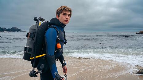Nachdem es Austin Abrams in "Resident Evil" zuletzt mit gefr&auml;&szlig;igen Zombies zu tun bekam, hat ihn in "Whalefall" nun ein Wal zum Fressen gerne.