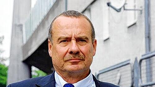 "Und ich bin dann weg": Ernst Prost, der mit seinem Unternehmen in dieser Saison auf der Brust der Löwen wirbt. "Und ich bin dann weg": Ernst Prost, der mit seinem Unternehmen in dieser Saison auf der Brust der Löwen wirbt.