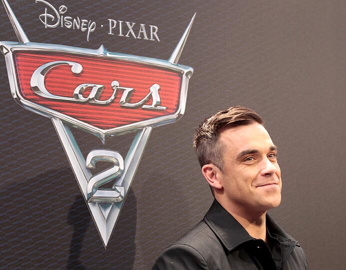 Weltstar im Fan-Gewusel: Robbie Williams verteilte Autogramme vor dem Mathäser-Kino.