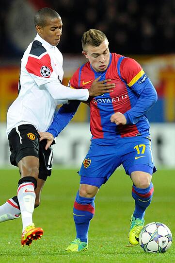 Mit 17 Jahren erhielt Shaqiri (hier im Dezember 2011 während des Champions League-Gruppenspiels gegen Manchester United) 2009 seinen ersten Profivertrag. Bereits im ersten Jahr gewann er mit Basel das Double, entwickelte sich zu einer wichtigen Stütze und holte auch in der darauffolgenden Spielzeit die Meisterschaft.