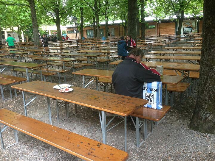 Und auch die Löwen Fans stehen heute im Regen.