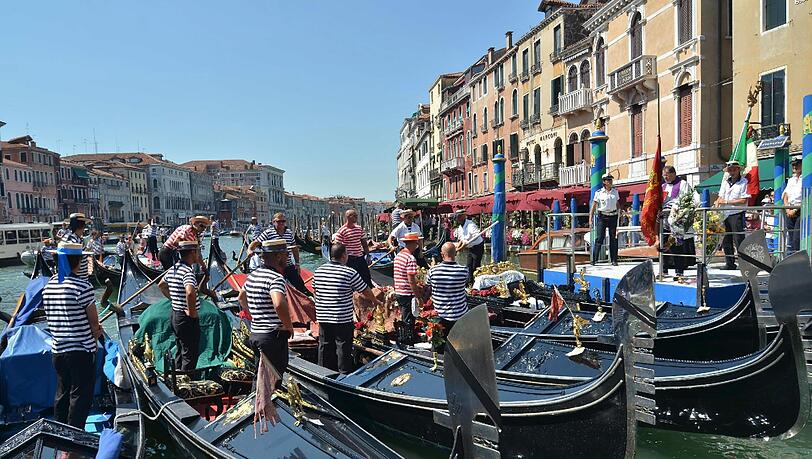 Gondolierie bei einer Gedenkzeremonie für Joachim Vogel in Venedig. Ihre Boote tragen schwarze Trauerbänder. Gondolierie bei einer Gedenkzeremonie für Joachim Vogel in Venedig. Ihre Boote tragen schwarze Trauerbänder.