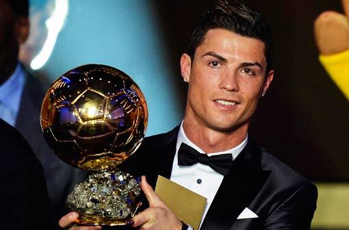 Cristiano Ronaldo mit dem Ballon d'Or.