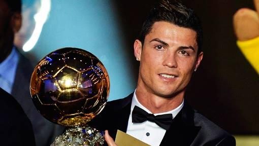 Cristiano Ronaldo mit dem Ballon d'Or. Cristiano Ronaldo mit dem Ballon d'Or.