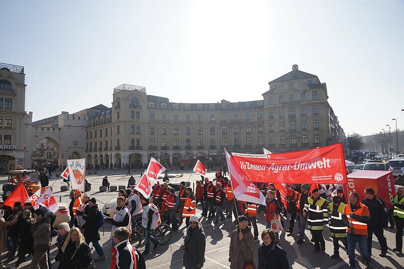 Bilder vom Dienstag: Beschäftigte des öffentlichen Dienstes streiken in München.