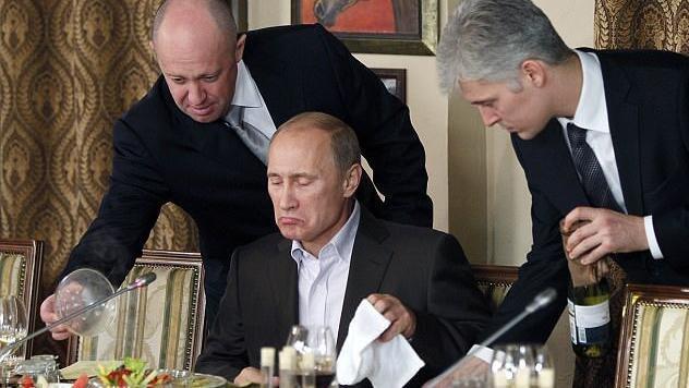 Ihm vertraut der mächtige Präsident: Jewgeni Prigoschin (l.) bedient Wladimir Putin (M.), daneben ein Bediensteter.