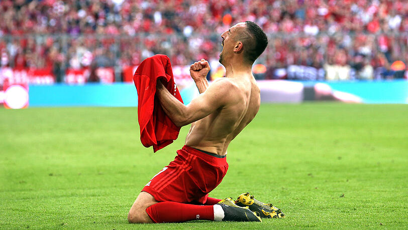 18. Mai 2019: Hingegen dürften die Bayern-Fans mit Freude an das letzte Heimspiel gegen die SGE zurückdenken. Am 34. Spieltag schossen sich die Münchner durch einen 5:1-Sieg zur Meisterschaft. Unter den Torschützen auch die Bayern-Legenden Franck Ribéry und Arjen Robben, die zusammen mit Rafinha vor dem Spiel offiziell verabschiedet wurden. 18. Mai 2019: Hingegen dürften die Bayern-Fans mit Freude an das letzte Heimspiel gegen die SGE zurückdenken. Am 34. Spieltag schossen sich die Münchner durch einen 5:1-Sieg zur Meisterschaft. Unter den Torschützen auch die Bayern-Legenden Franck Ribéry und Arjen Robben, die zusammen mit Rafinha vor dem Spiel offiziell verabschiedet wurden.