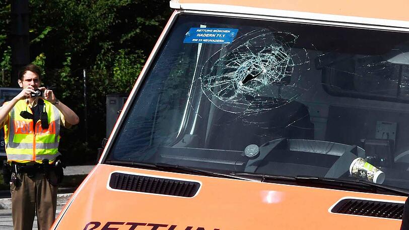 Sechs Menschen wurden bei dem Zusammenstoß verletzt, Augenzeugen eilten sofort zur Hilfe herbei.