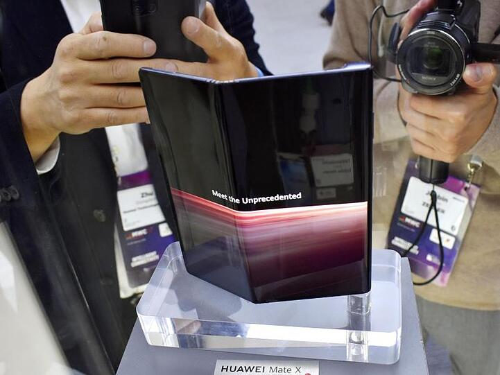Das neue Huawei Mate X, ein Smartphone mit faltbarem Display, auf dem Mobile World Congress in Barcelona.