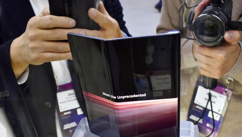 Das neue Huawei Mate X, ein Smartphone mit faltbarem Display, auf dem Mobile World Congress in Barcelona. Das neue Huawei Mate X, ein Smartphone mit faltbarem Display, auf dem Mobile World Congress in Barcelona.
