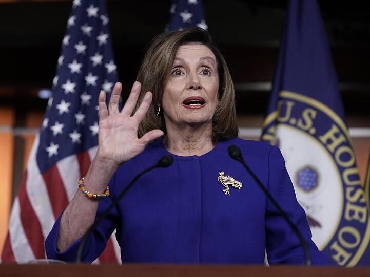 Die Vorsitzende des Repräsentantenhauses, die Demokratin Nancy Pelosi, spricht in Washington zu Journalisten.