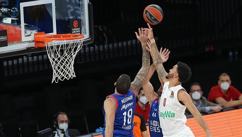 Die Bayern-Basketballer von Trainer Andrea Trinchieri holen sich durch das 74:71 bei Anadolu Efes Istanbul den siebten Sieg im neunten Euroleague-Spiel.