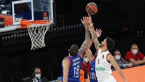Die Bayern-Basketballer von Trainer Andrea Trinchieri holen sich durch das 74:71 bei Anadolu Efes Istanbul den siebten Sieg im neunten Euroleague-Spiel.
