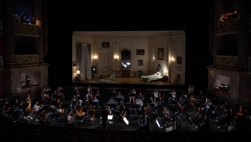 Das Sterbezimmer der Callas in "7 Deaths of Maria Callas" von und mit Marina Abramoviæ im Nationaltheater. Das Sterbezimmer der Callas in "7 Deaths of Maria Callas" von und mit Marina Abramoviæ im Nationaltheater.