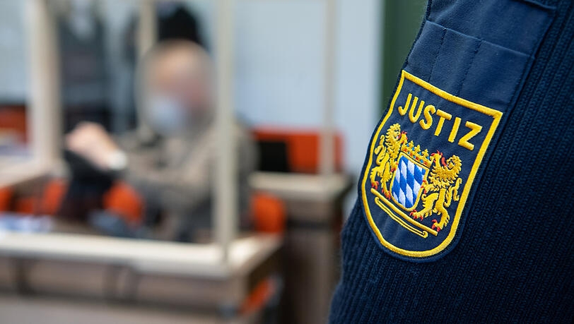 Der angeklagte Mann sitzt vor Prozessbeginn im Landgericht auf seinem Platz im Sitzungssaal.